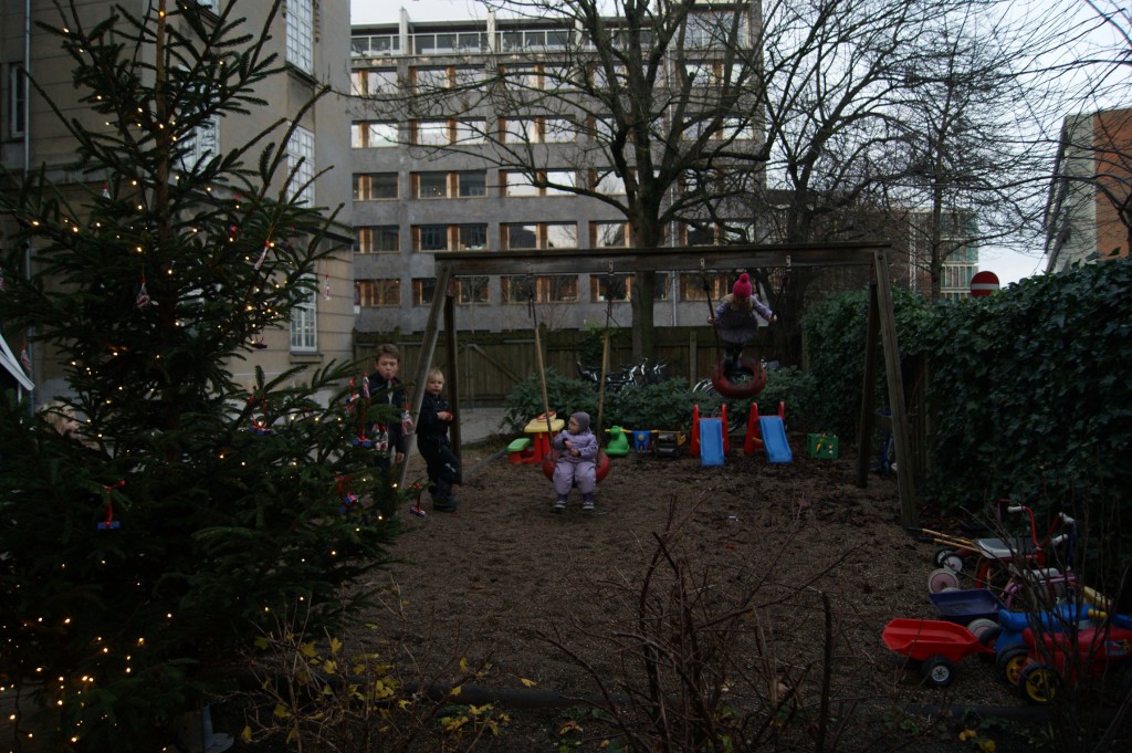 Nogle leger i gyngerne til juletraesfest 2011