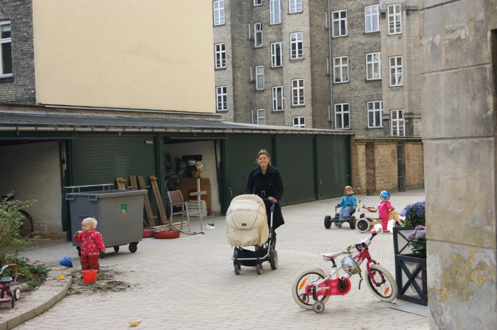 Der er meget aktivitet på en gårddag - cykler og barnevogn kommer frem.