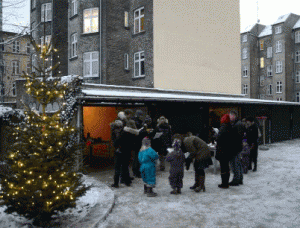 Folk der synger ved Østgårdens juletræ.
