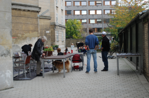 Folk arbejder og snakker i Østgården